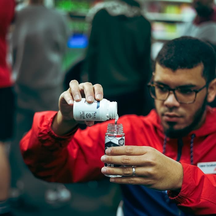 Advapes team member filling a device with e-liquid at the fc26 tournament